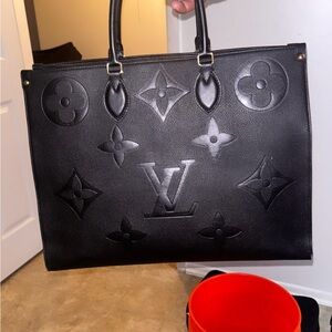 Black LOUIS VUITTON OnTheGo MM purse